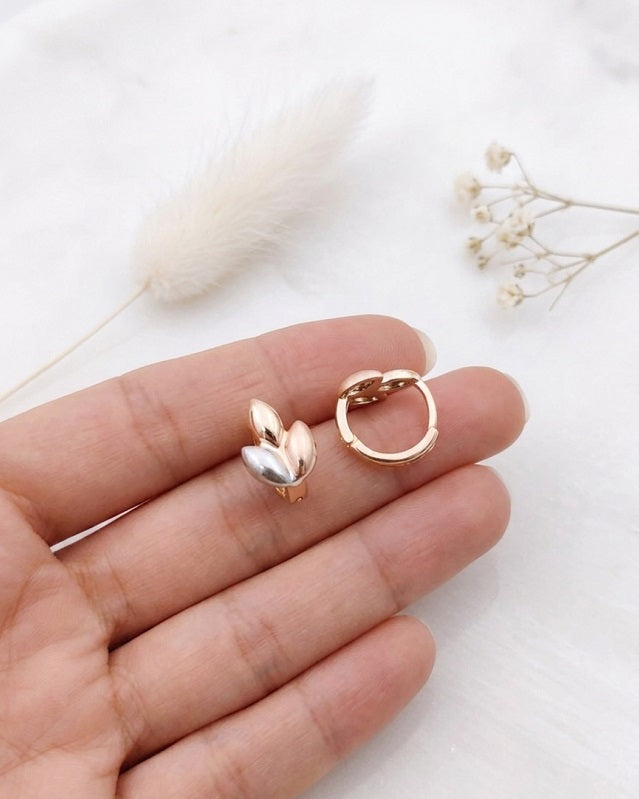 Elegant Dual-Tone Leaf Design Huggie Hoop Earrings for Women