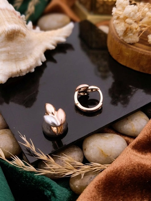 Elegant Dual-Tone Leaf Design Huggie Hoop Earrings for Women