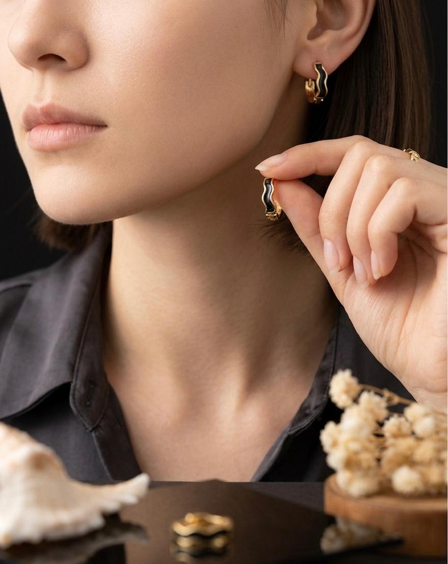 Chic Black Enamel Gold-Plated Huggie Hoops – Minimalist Modern Earrings for Women