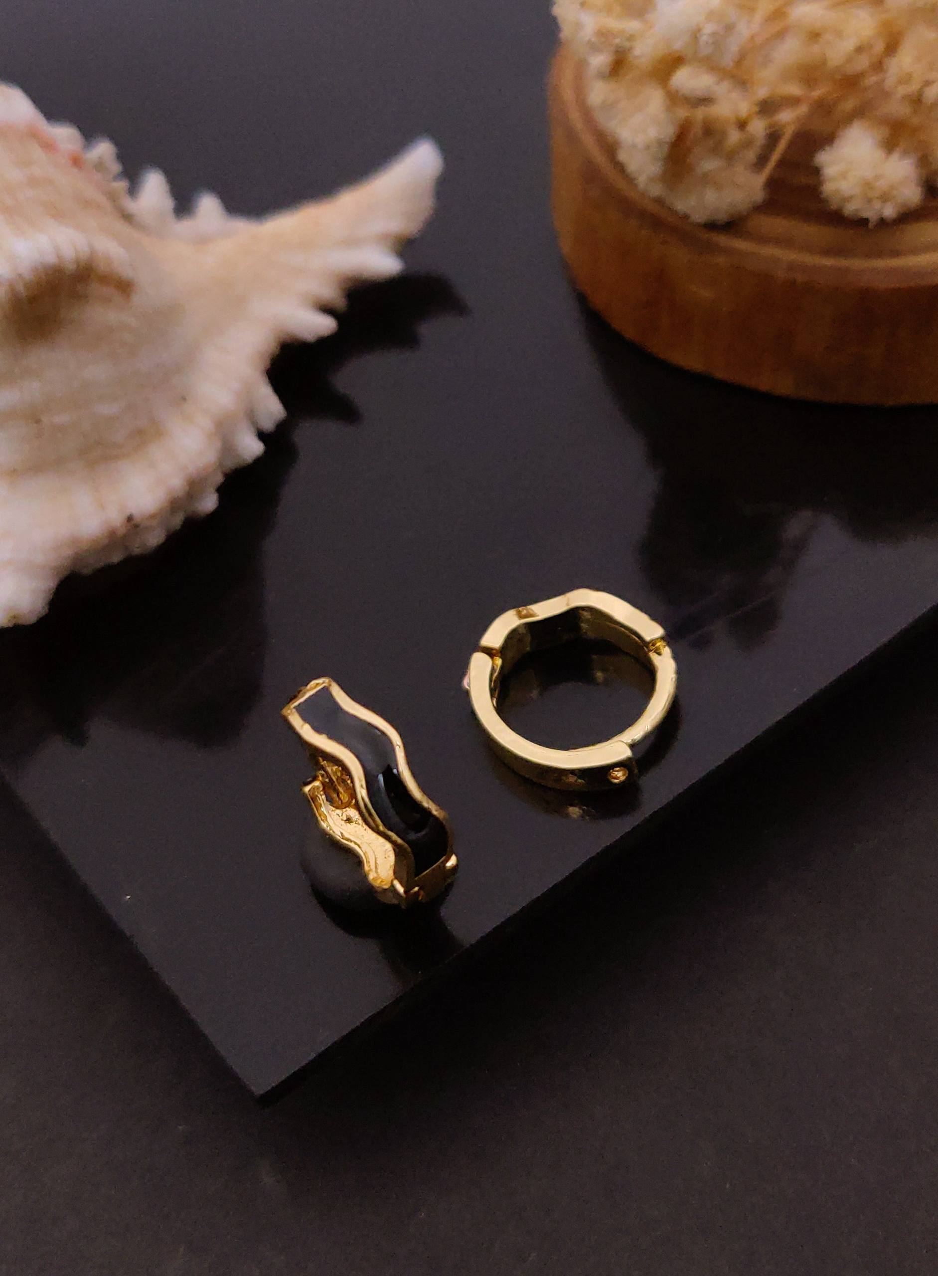 Chic Black Enamel Gold-Plated Huggie Hoops – Minimalist Modern Earrings for Women